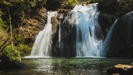 Wandcirkels Toilet Tropische waterval met heldere poel  © IndyTimePhoto