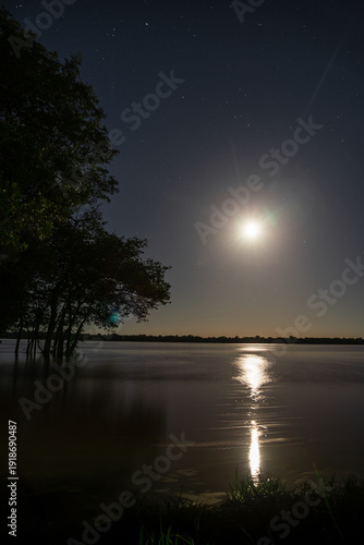 Night view of the Uruguay River in Entre Ríos. The Uruguayan coast is visible from the other side.