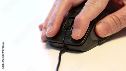 マウスを操作する手