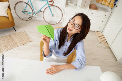 Young Asian businesswoman w...