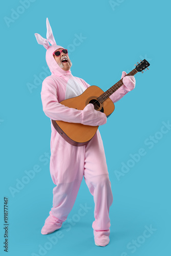 Cool senior man in Easter b...