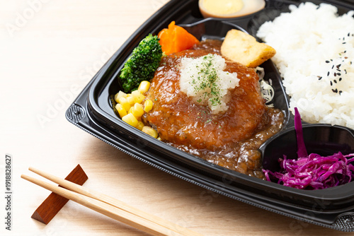 Tableau sur toile テーブルに置かれた和風おろしハンバーグ弁当