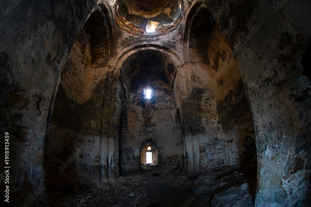 Obraz premium The Monastery of Thomas (Golden Hair Church) awaits visitors with its view overlooking Lake Van from an altitude of 2,000 meters.
