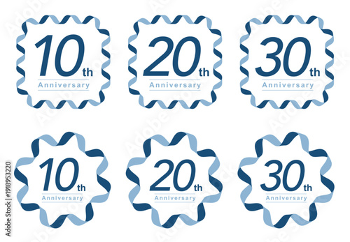 10周年、20周年、30周年のアニバーサリーロゴマークセット。落ち着いたブルーの螺旋リボンフレームがおしゃれでプロフェッショナルな印象のベクター素材。企業の創立記念、ビジネスイベント、ITや金融関連の周年セール、お祝いのラベルに最適な信頼感のあるデザインパーツ。