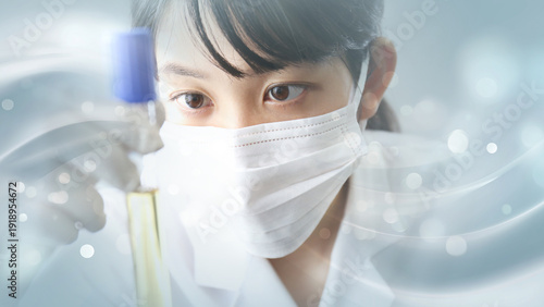 試験管を見つめる女性研究員｜最先端医学と診断技術のイメージ