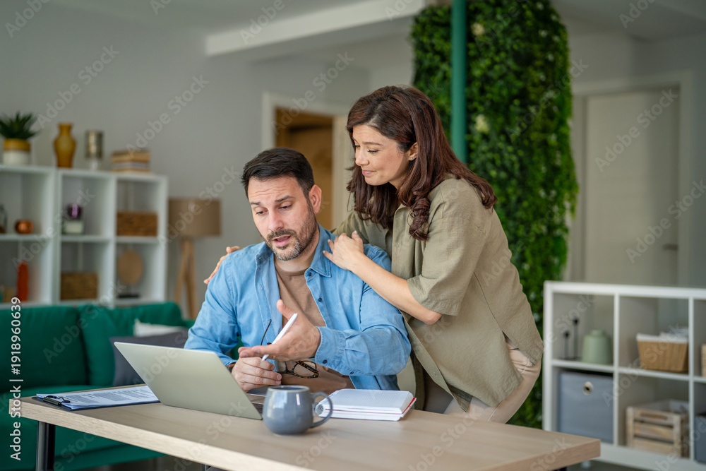 Obraz premium Couple discussing finances and financial planning at home