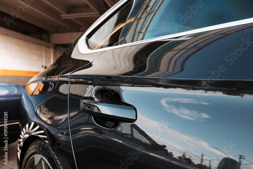 Side view of a car with integrated door handle, high waistline, and metallic finish with a high reflectance index.