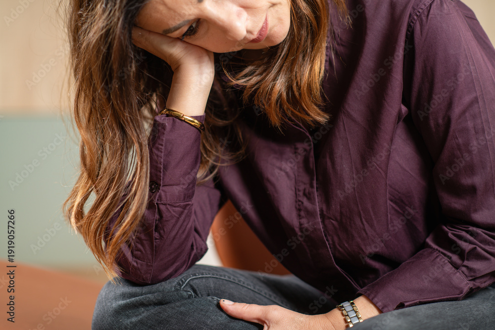 Ταπετσαρία Woman facing identity disturbance linked to borderline personality disorder symptoms