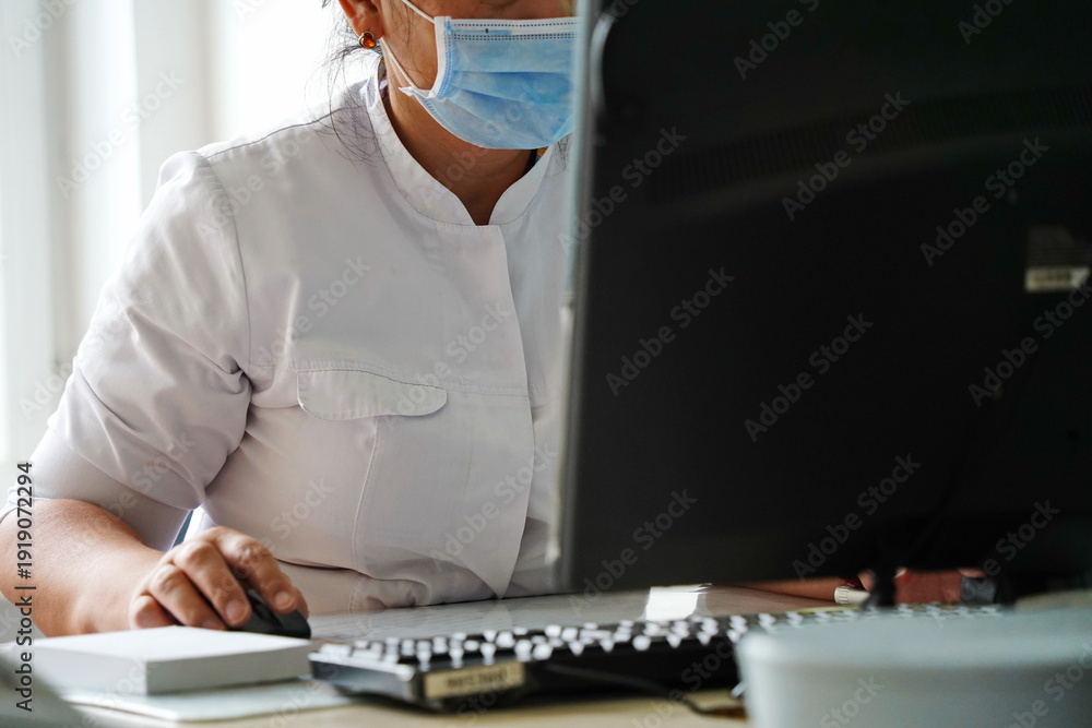 Ταπετσαρία The doctor is sitting at the computer at his desk in the hospital