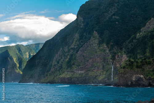 Panorama zielonych gór Madery z widokiem na ocean