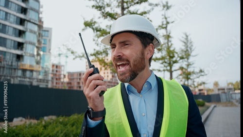 Εκτύπωση καμβά Caucasian annoyed man in hardhat engineer shouting walkie talkie trouble build a