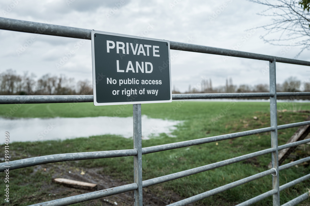 Φωτογραφία Close up of a newly installed Private Land metal sign at the gated entrance to farm pasture and a rural conservation area in the UK