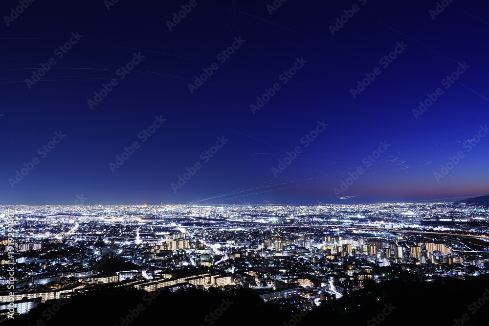 Naklejka premium 大阪国際空港を離着陸する航空機の光跡