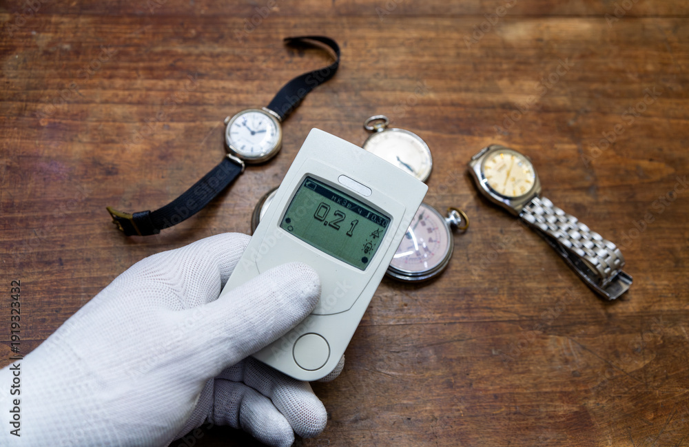 Ταπετσαρία The danger of old mechanical watches with a radium coating