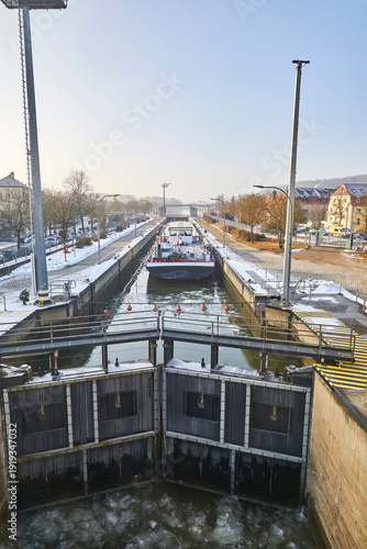 Wallpaper Mural Blick auf die Schleuse Regensburg mit Frachtschiff im Winter, in Deutschland, Bayern. Torontodigital.ca