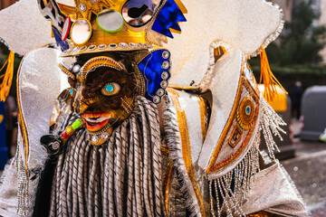 Keuken achterwand Carnaval Boliviaanse carnavalsoptocht met traditionele maskers  © davide bonaldo
