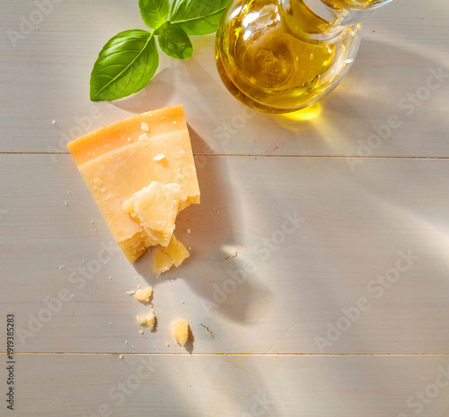  Käse Parmeseanstück mit Oel Topshot