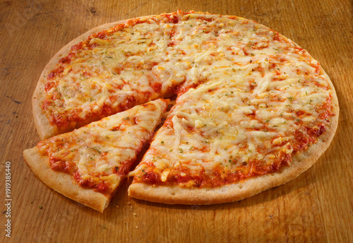 Pizza mit Tomaten und Käse und Slice