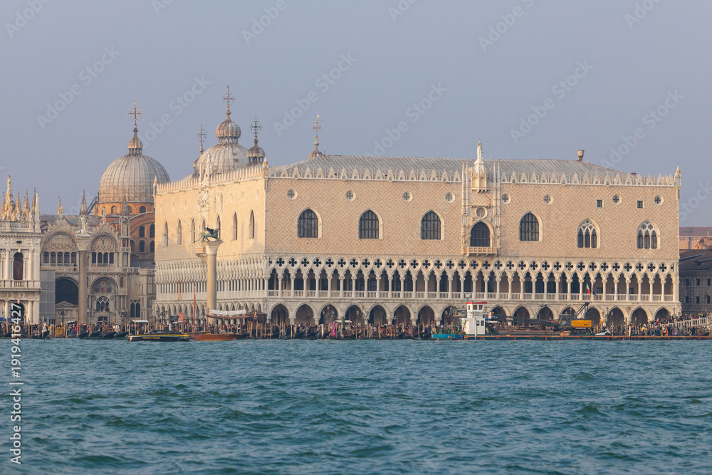 Ταπετσαρία Venice, Italy - February 07, 2026: Grand historic architecture of Doge's Palace