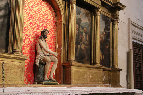 Foto altarpiece in a chapel in a gothic cathedral in segovia in spain