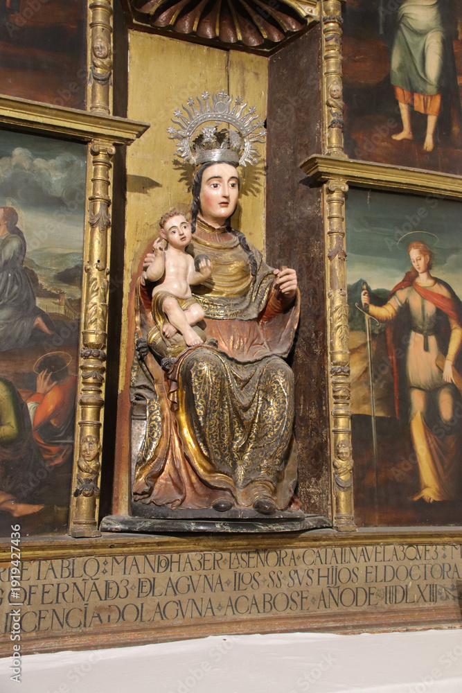 Ταπετσαρία statue of a madonna and altarpiece in a medieval church (st miguel) in segovia i