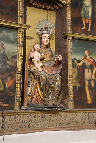 Fényképezés statue of a madonna and altarpiece in a medieval church (st miguel) in segovia i