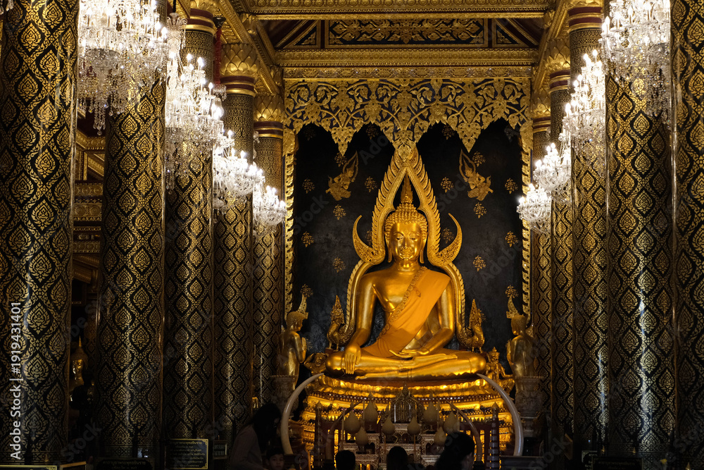 Φωτογραφία The majestic Phra Phuttha Chinnarat Buddha image, enshrined in the main chapel in Wat Phra Si Rattana Mahathat