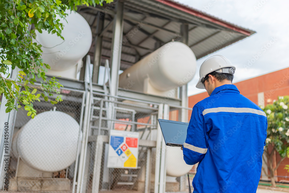 Ταπετσαρία Engineers and supervisor work place to keep liquid helium,preventive maintenance