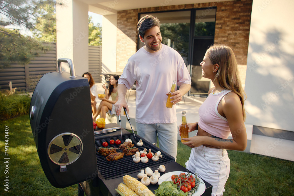 Ταπετσαρία Friends enjoying summer barbecue party in backyard