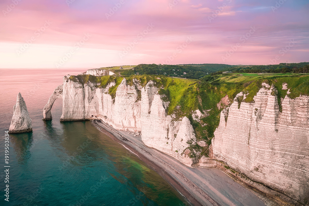 Ταπετσαρία View of the white chalk cliffs of Etretat with natural arch and sea stack at sun