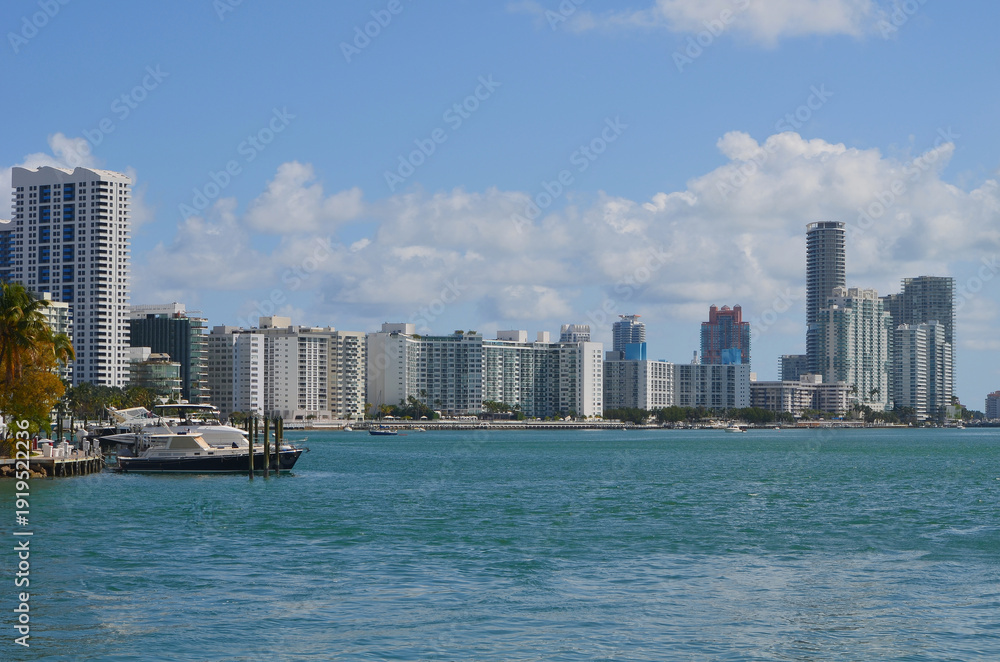Obraz premium Miami Beach Condo Skyline and Water Front