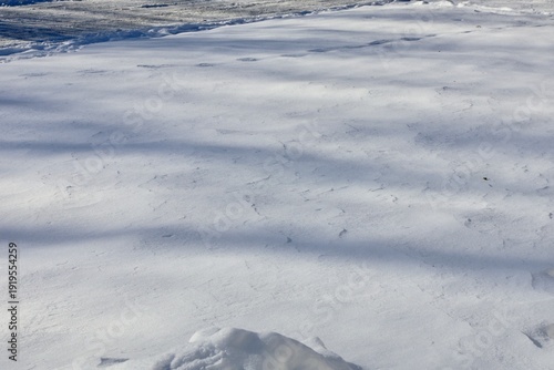 Valokuva windblown snow in the yard
