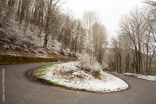 Paisaje nevado de carretera de montaña.