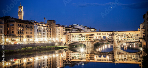 Foto ponte Vecchio on river Arno at night, Florence, Italy