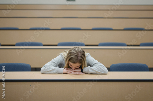 Studentin schläft im Hörsaal – Müdigkeit, Lernstress und Erschöpfung im Studium