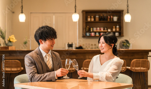 Canvas Print A couple in a dress code having a conversation while drinking champagne at a res
