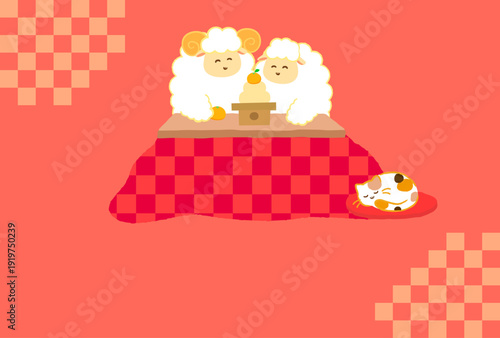 文字なし未年年賀状素材。こたつで鏡餅を囲む笑顔の2匹の羊の和風でかわいい横型イラスト