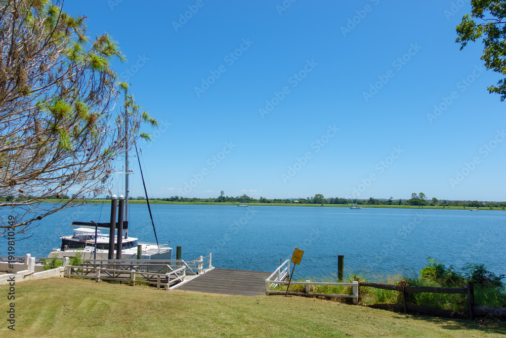 Ταπετσαρία Clarence River and jetty and moored yacht at Ulmarra.