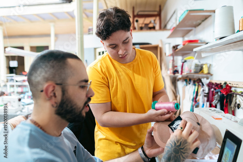 Fotografía Tailors collaborating in workshop preparing a custom design