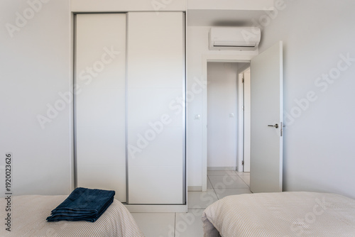 Bild auf Leinwand Modern Minimalist Twin Bedroom With Built In Wardrobe and Air Conditioning