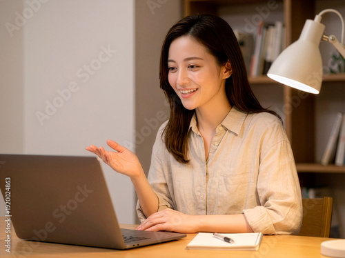 Wallpaper Mural 自宅で英会話する女性 Torontodigital.ca