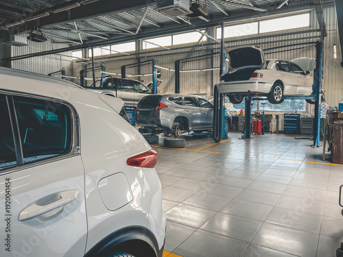 Canvastavla Modern auto repair shop with cars on lifts and tools, ready for maintenance