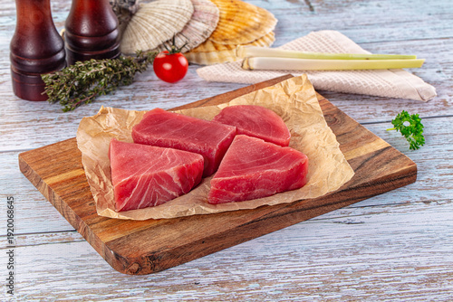 Tableau sur toile Raw tuna steak for cooking