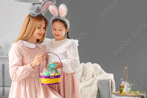 Cute little girl with Easte...