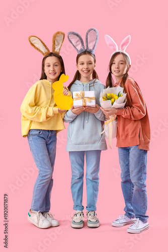 Cute little girl with Easte...