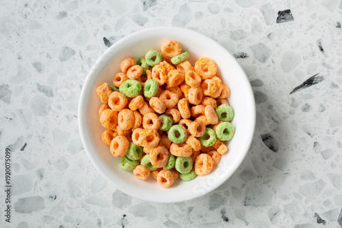 Foto A top down view of a bowl of apple flavored cereal.