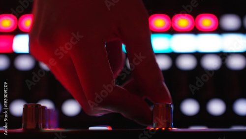 Foto Closeup Hand Sound Engineer Rotates Knob, Audio Mixer Reacts
