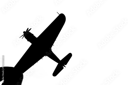 指でつままれたシルエットのプロペラ戦闘機