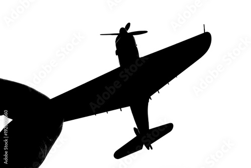 指でつままれたシルエットのプロペラ戦闘機