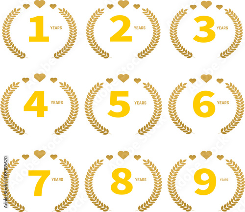 1周年から9周年まで対応可能なゴールド月桂樹リースとハート装飾のアニバーサリーバッジセット｜記念日・創立記念・イベント告知に使える高級感ベクター素材